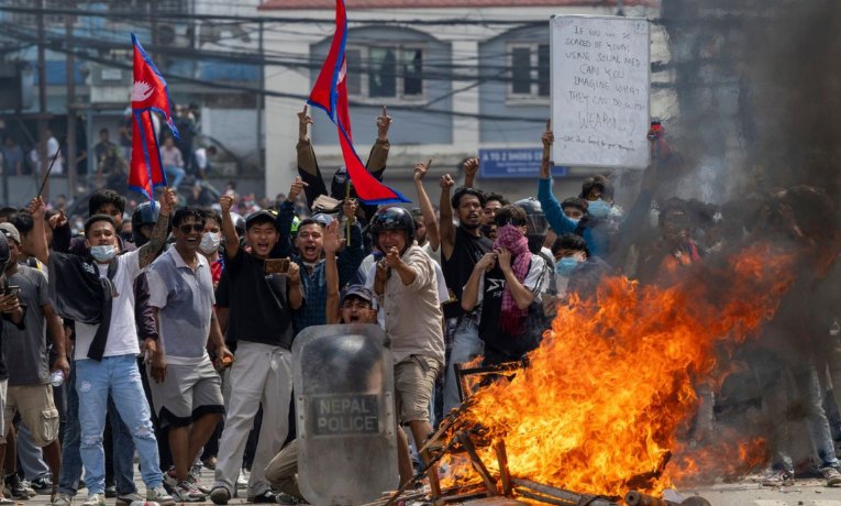 Em meio à instabilidade política, o Nepal bloqueia temporariamente redes sociais para combater fake news. Medida gera críticas de cidadãos e especialistas em direitos digitais.