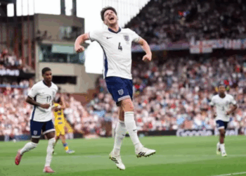 A Inglaterra venceu Andorra por 2 a 0 neste sábado (6), em Birmingham, e manteve os 100% de aproveitamento nas Eliminatórias da Copa do Mundo de 2026. Com 12 pontos, o time de Thomas Tuchel lidera o Grupo K.