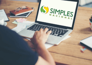 O Comitê Gestor do Simples Nacional adiou o recolhimento de tributos para empresas brasileiras atingidas por tarifas dos Estados Unidos. Saiba quais são os novos prazos e os critérios de elegibilidade para a medida que visa aliviar o impacto econômico.