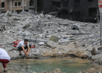 Israel intensifica ofensiva terrestre em Gaza, civis fogem em massa, hospitais são atingidos e a ONU denuncia possível genocídio. Mais de 238 mil palestinos já deixaram a cidade.
