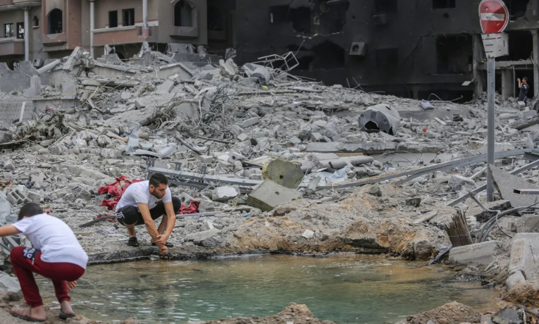 Israel intensifica ofensiva terrestre em Gaza, civis fogem em massa, hospitais são atingidos e a ONU denuncia possível genocídio. Mais de 238 mil palestinos já deixaram a cidade.
