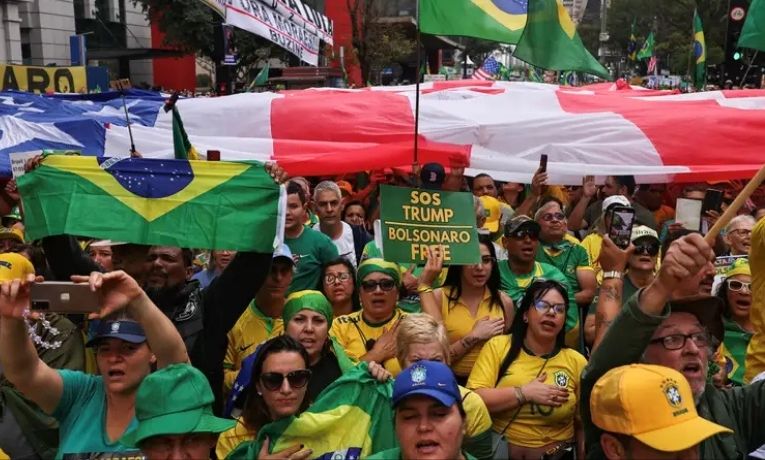 Manifestantes bolsonaristas ocupam a Avenida Paulista e outras capitais no 7 de Setembro, defendendo anistia a Bolsonaro, criticando o STF e pedindo impeachment de Alexandre de Moraes, em meio à crise política e judicial.