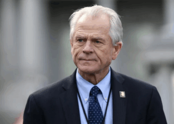 Peter Navarro defende tarifas de 100% sobre fármacos e setores estratégicos como parte da política de segurança nacional de Trump e acusa o Fed de agir politicamente.