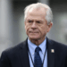 Peter Navarro defende tarifas de 100% sobre fármacos e setores estratégicos como parte da política de segurança nacional de Trump e acusa o Fed de agir politicamente.