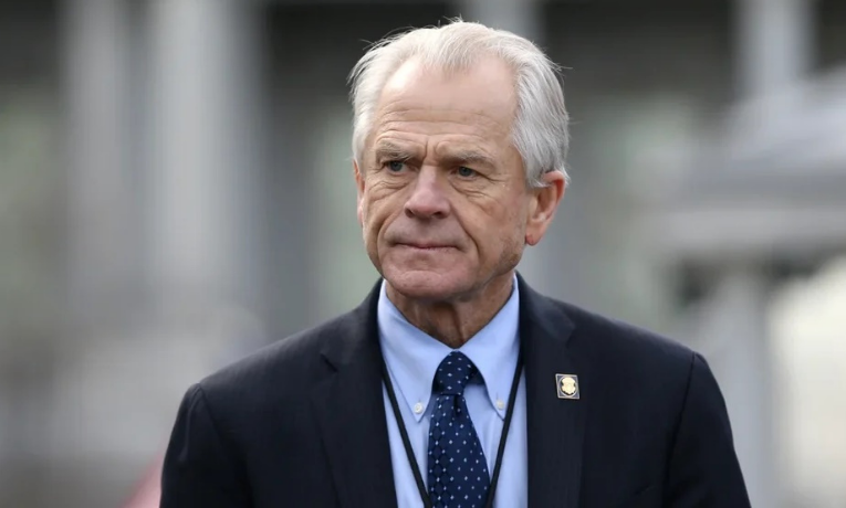 Peter Navarro defende tarifas de 100% sobre fármacos e setores estratégicos como parte da política de segurança nacional de Trump e acusa o Fed de agir politicamente.