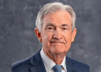 Presidente do Fed de Richmond, Tom Barkin, afirma que política monetária dos EUA deve se adaptar às circunstâncias e evita sinalizar novos cortes de juros.