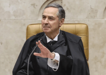 Luís Roberto Barroso se despediu da presidência do STF com festa em Brasília, cantando clássicos do samba ao lado da namorada. Edson Fachin assume o comando do tribunal na próxima segunda (29).