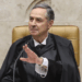 Luís Roberto Barroso se despediu da presidência do STF com festa em Brasília, cantando clássicos do samba ao lado da namorada. Edson Fachin assume o comando do tribunal na próxima segunda (29).