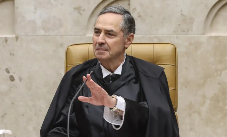 Luís Roberto Barroso se despediu da presidência do STF com festa em Brasília, cantando clássicos do samba ao lado da namorada. Edson Fachin assume o comando do tribunal na próxima segunda (29).