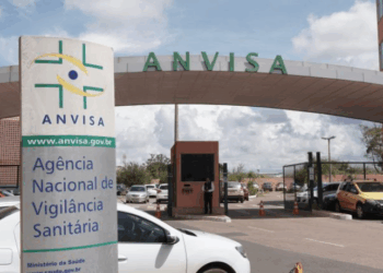 Anvisa apreende lotes falsificados de Keytruda, Oppy e solução fisiológica da Equiplex. Agência alerta para riscos e orienta população a não utilizar os produtos.