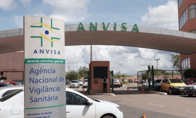 Anvisa apreende lotes falsificados de Keytruda, Oppy e solução fisiológica da Equiplex. Agência alerta para riscos e orienta população a não utilizar os produtos.