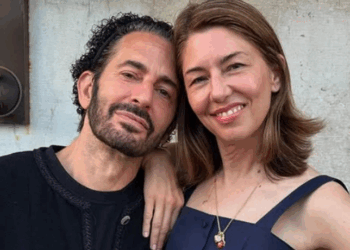 O documentário “Marc por Sofia”, de Sofia Coppola, retrata a vida, a carreira e o processo criativo de Marc Jacobs, incluindo bastidores da moda, referências artísticas e momentos íntimos do estilista.