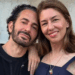 O documentário “Marc por Sofia”, de Sofia Coppola, retrata a vida, a carreira e o processo criativo de Marc Jacobs, incluindo bastidores da moda, referências artísticas e momentos íntimos do estilista.