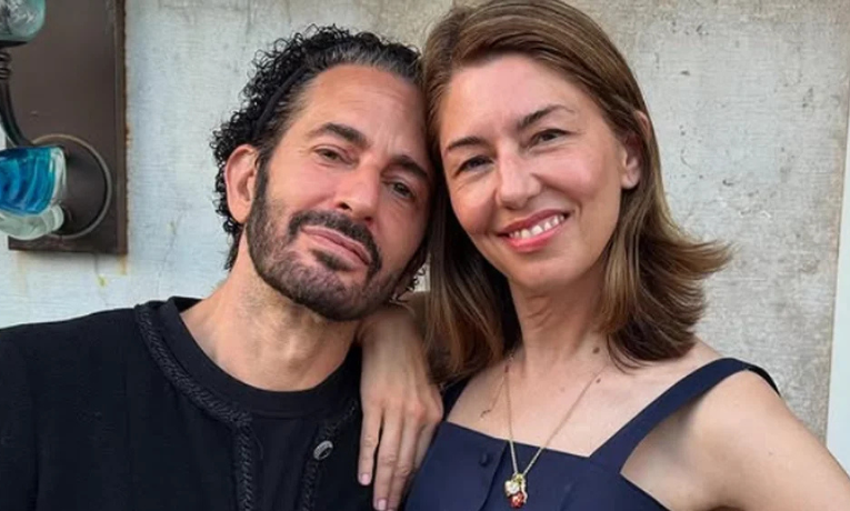 O documentário “Marc por Sofia”, de Sofia Coppola, retrata a vida, a carreira e o processo criativo de Marc Jacobs, incluindo bastidores da moda, referências artísticas e momentos íntimos do estilista.
