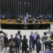 A Câmara dos Deputados aprovou projeto que proíbe descontos de mensalidades associativas e sindicais nos benefícios do INSS, mesmo com autorização do beneficiário. A proposta segue para o Senado.