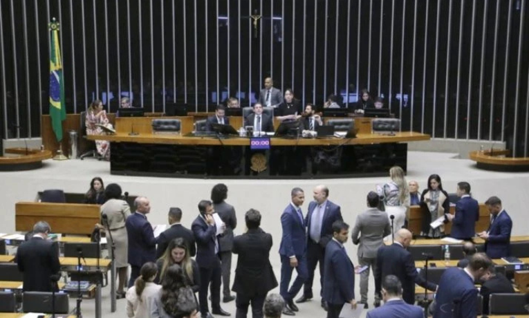 A Câmara dos Deputados aprovou projeto que proíbe descontos de mensalidades associativas e sindicais nos benefícios do INSS, mesmo com autorização do beneficiário. A proposta segue para o Senado.