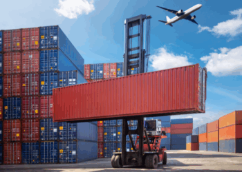Balança comercial do Brasil registra superávit de US$ 6,13 bilhões em agosto. Exportações cresceram 3,9% e setor agropecuário puxou resultado positivo.