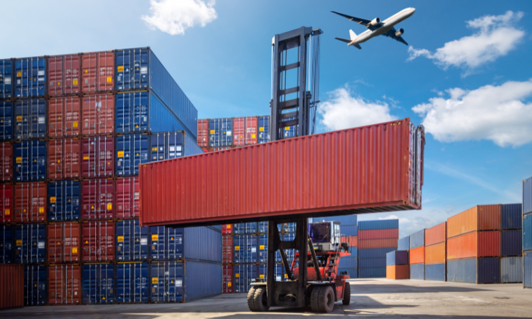 Balança comercial do Brasil registra superávit de US$ 6,13 bilhões em agosto. Exportações cresceram 3,9% e setor agropecuário puxou resultado positivo.