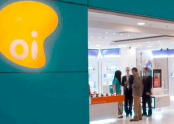 Oi apresenta prejuízo líquido de R$ 835 milhões no segundo trimestre de 2025, com Ebitda negativo e queda de receita após venda de banda larga e TV; dívida líquida chega a R$ 10 bilhões.