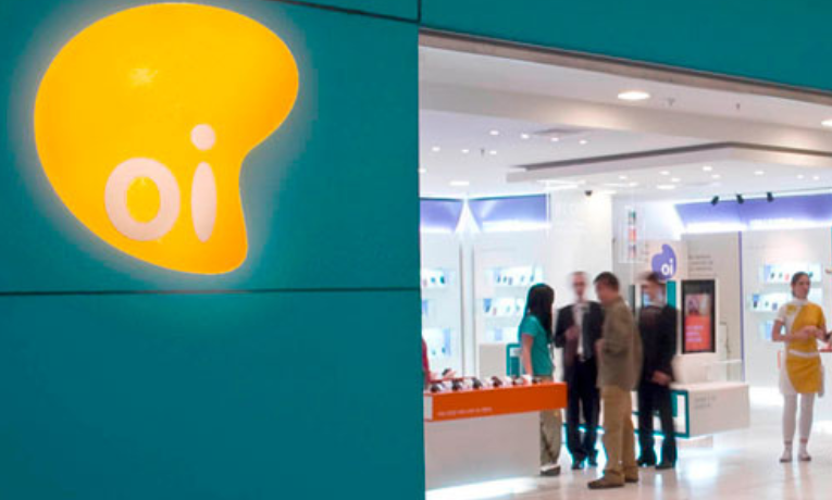 Oi apresenta prejuízo líquido de R$ 835 milhões no segundo trimestre de 2025, com Ebitda negativo e queda de receita após venda de banda larga e TV; dívida líquida chega a R$ 10 bilhões.