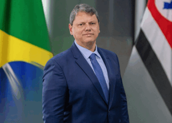 José Dirceu critica Tarcísio de Freitas, governador de São Paulo, afirmando que ele depende do ex-presidente Bolsonaro e não tem força política própria; declaração reforça debates sobre a sucessão presidencial de 2026.