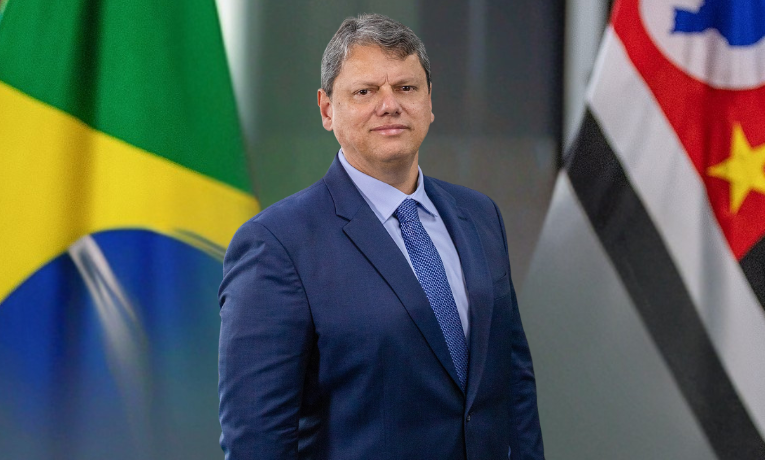 José Dirceu critica Tarcísio de Freitas, governador de São Paulo, afirmando que ele depende do ex-presidente Bolsonaro e não tem força política própria; declaração reforça debates sobre a sucessão presidencial de 2026.