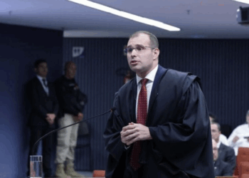 O segundo dia do julgamento de Jair Bolsonaro no STF teve momentos de leveza, com advogado citando a sogra, piadas entre ministros e críticas à denúncia contra o ex-ministro da Defesa Paulo Sérgio Nogueira.