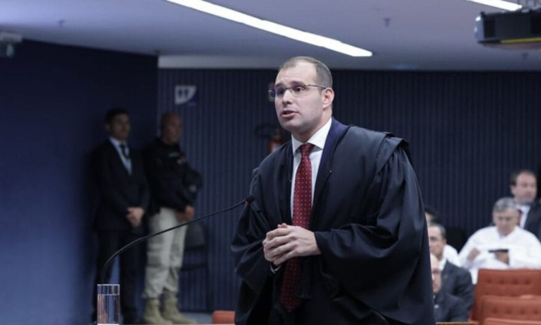 O segundo dia do julgamento de Jair Bolsonaro no STF teve momentos de leveza, com advogado citando a sogra, piadas entre ministros e críticas à denúncia contra o ex-ministro da Defesa Paulo Sérgio Nogueira.
