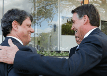 Fernando Haddad critica Tarcísio de Freitas por declarações sobre indulto a Bolsonaro e falta de confiança no STF, destacando preocupação com a democracia e tentativas de golpe.
