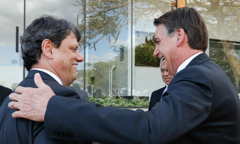 Fernando Haddad critica Tarcísio de Freitas por declarações sobre indulto a Bolsonaro e falta de confiança no STF, destacando preocupação com a democracia e tentativas de golpe.