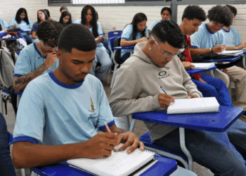 Programa Pé-de-Meia paga até R$ 1,2 mil a estudantes do ensino médio público de baixa renda e incentiva participação no Enem.