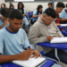 Programa Pé-de-Meia paga até R$ 1,2 mil a estudantes do ensino médio público de baixa renda e incentiva participação no Enem.