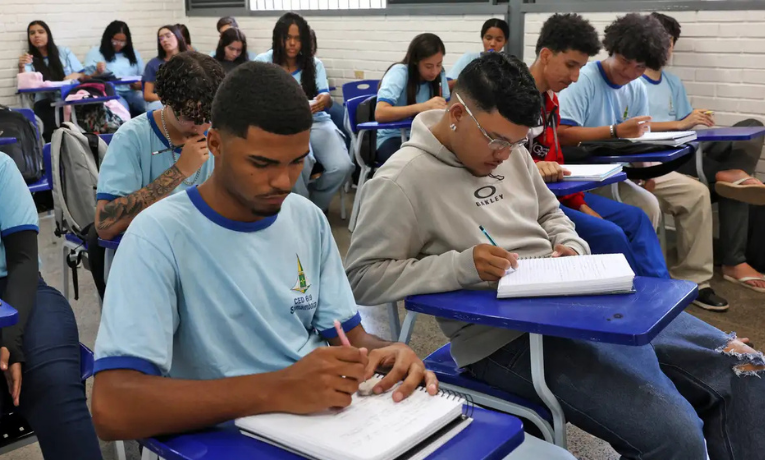 Programa Pé-de-Meia paga até R$ 1,2 mil a estudantes do ensino médio público de baixa renda e incentiva participação no Enem.