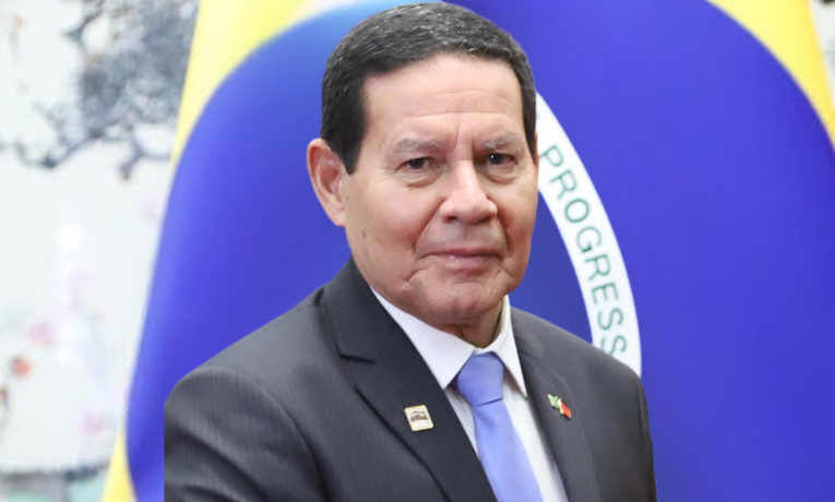 Joice Hasselmann afirma que Hamilton Mourão estava ciente da minuta para fechar o Congresso, revelando detalhes de reuniões no Planalto e alertas ao Supremo Tribunal Federal.