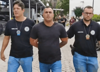 Valério Junior, entregador ferido por policial penal em Jacarepaguá, comemora prisão do agressor. Caso gerou protestos de entregadores e repercussão nacional.