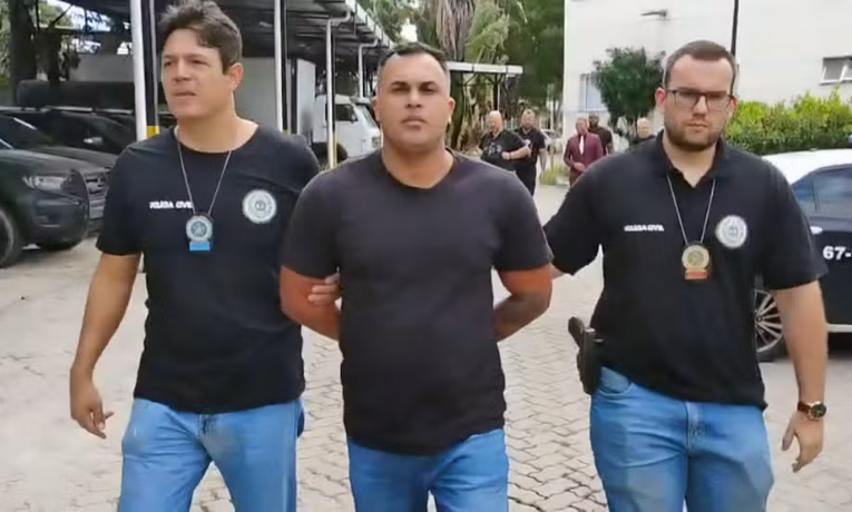 Valério Junior, entregador ferido por policial penal em Jacarepaguá, comemora prisão do agressor. Caso gerou protestos de entregadores e repercussão nacional.