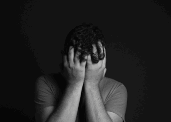 Estudo da SBP revela cenário grave da saúde mental de jovens no Brasil: 3.800 internações por autoagressão em dois anos e 70% dos casos entre adolescentes de 15 a 19 anos.