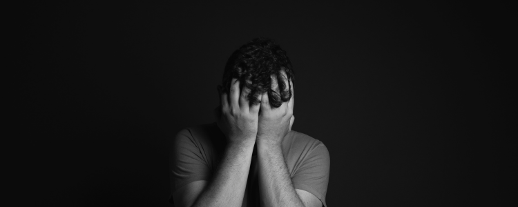Estudo da SBP revela cenário grave da saúde mental de jovens no Brasil: 3.800 internações por autoagressão em dois anos e 70% dos casos entre adolescentes de 15 a 19 anos.