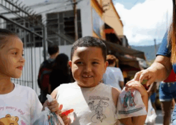 Crianças ganharam mochilas e sacolas cheias de guloseimas durante a celebração de Cosme e Damião no Andaraí, uma das festas populares mais queridas do Rio.