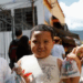 Crianças ganharam mochilas e sacolas cheias de guloseimas durante a celebração de Cosme e Damião no Andaraí, uma das festas populares mais queridas do Rio.