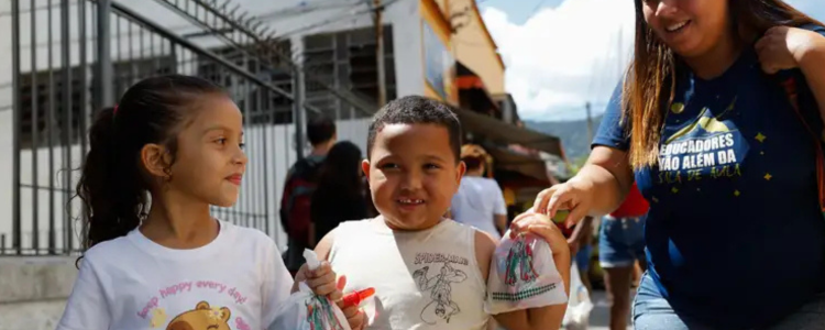 Crianças ganharam mochilas e sacolas cheias de guloseimas durante a celebração de Cosme e Damião no Andaraí, uma das festas populares mais queridas do Rio.