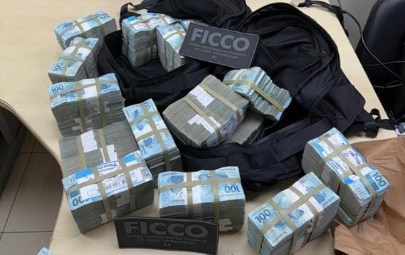 O rastro do dinheiro vivo: PF apreende R$ 2 milhões em dinheiro vivo no Espírito Santo.