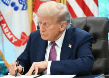Donald Trump afirmou que o governo brasileiro se tornou “radical de esquerda”, justificou tarifas de 50% sobre produtos do Brasil e cogitou restringir vistos de delegações na ONU.