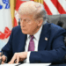 Donald Trump afirmou que o governo brasileiro se tornou “radical de esquerda”, justificou tarifas de 50% sobre produtos do Brasil e cogitou restringir vistos de delegações na ONU.