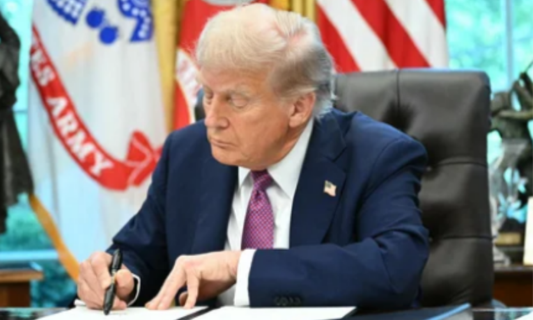 Donald Trump afirmou que o governo brasileiro se tornou “radical de esquerda”, justificou tarifas de 50% sobre produtos do Brasil e cogitou restringir vistos de delegações na ONU.