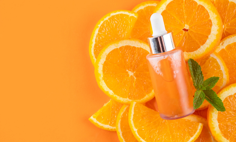 vitamina C é fundamental para o corpo, fortalecendo a imunidade, prevenindo doenças cardiovasculares e auxiliando na cicatrização. Conheça alimentos ricos e os riscos da deficiência.