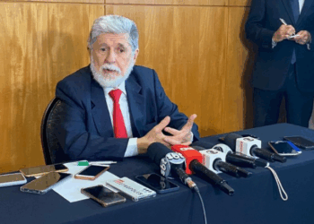 Celso Amorim, assessor da Presidência, reuniu-se com o chanceler chinês Wang Yi em Pequim, reforçando parcerias estratégicas em comércio, tecnologia e defesa entre Brasil e China.