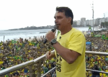 Em manifestação em Copacabana, Flávio Bolsonaro afirmou que Bolsonaro é inocente, atacou o STF e solicitou que Hugo Motta e Davi Alcolumbre pautem projeto de anistia para todos os envolvidos nos atos de 8 de Janeiro.