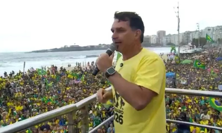 Em manifestação em Copacabana, Flávio Bolsonaro afirmou que Bolsonaro é inocente, atacou o STF e solicitou que Hugo Motta e Davi Alcolumbre pautem projeto de anistia para todos os envolvidos nos atos de 8 de Janeiro.
