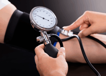 Nova diretriz brasileira de hipertensão redefine limites da pressão arterial. Aferição 12x8 passa a indicar pré-hipertensão. Entenda impactos para pacientes e médicos.